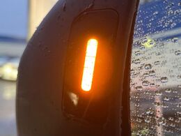 【リヤビークルディティクション】走行中、ドアミラーの死角になりやすい箇所に後続車が接近するとサイドミラー付近に警告を表示、ドライバーに注意喚起と、万一の際はハンドル操作をアシストをします。