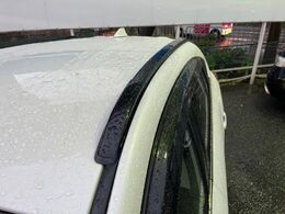 【ルーフレール】外観の魅力を引き立てるとともに、ウィンタースポーツや釣り、ロードバイク等で使う各種ギアを積むキャリア取り付けベースに！アクティブなカーライフを楽しむには必須の装備ですね！