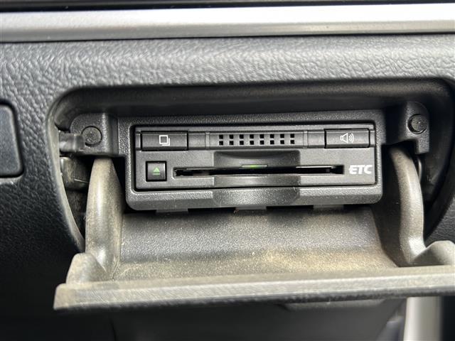 【ETC】有料道路を利用する際に料金所で停止することなく通過できる、ETC車載器（ノンストップ自動料金収受システム機器）が装備されています。セットアップを行うことで利用可能になります。