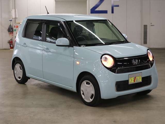 雨が降ってもゆったりと車選びができる全天候型立体展示場！エスカレーター完備！