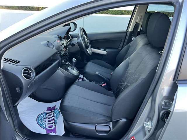 高いホールド性で運転姿勢が安定します。長距離ドライブでも疲れにくいのが魅力です。快適なドライビングライフをお送りください♪