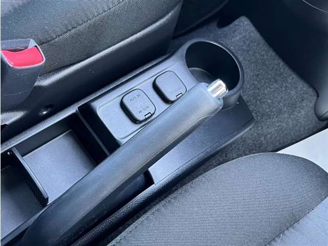 サイドブレーキは引き上げ式となります。