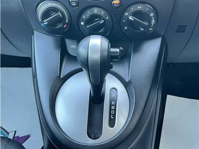 シンプルで使い易いシフトレバーです。