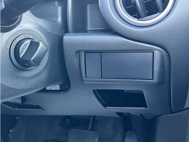 スマートキーですので、キーを差し込む必要はありません。