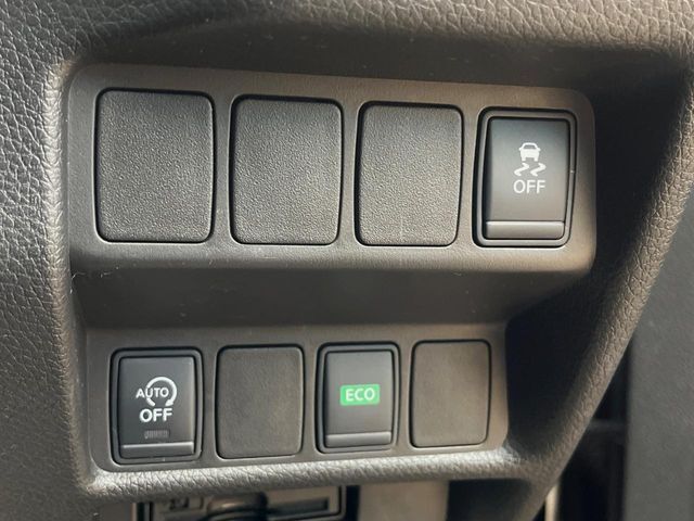 【アイドリングストップ】赤信号や渋滞で停車した際にエンジンを停止し、無駄な燃料の消費を抑えます。燃費向上や環境保護につなげる機能♪エンジンはブレーキを離せば再始動します。
