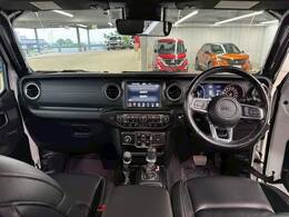 【純正メモリナビ】アップルカープレイやブルートゥース接続など多彩な機能を併せ持っており、インパネ周りがすっきりしてますね！