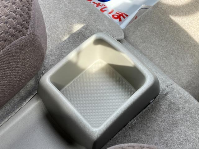 運転席と助手席の間にはドリンクホルダーを配置☆