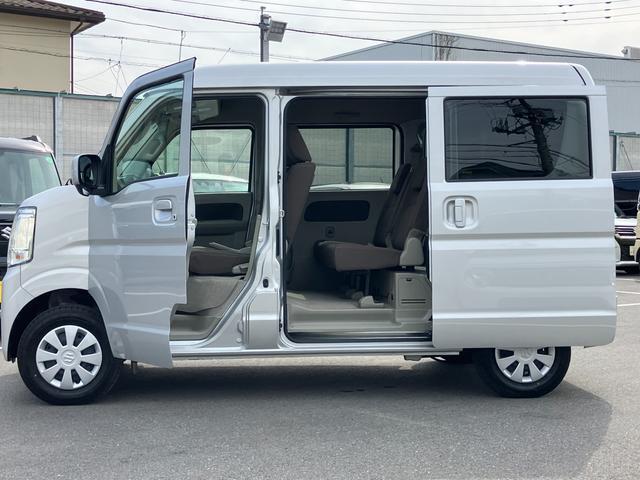 後席はスライドドアなので荷物の載せおろしも楽々☆