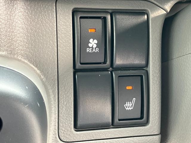 リアヒーターダクトや運転席シートヒーター♪