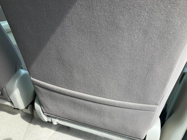 運転席の後ろにはシートバックポケットを配置、書類を賢く収納できます♪