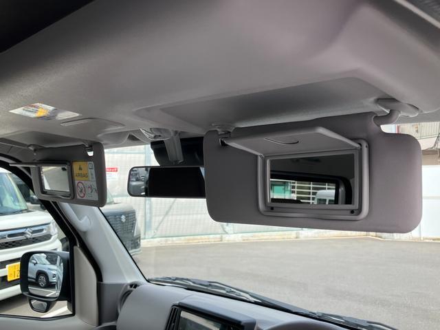 運転席と助手席にはミラー付きサンバイザーを装備♪
