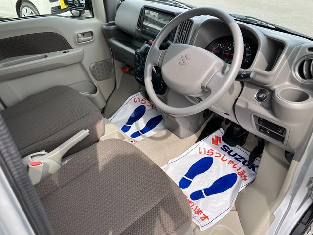 助手席へも行き来がしやすいベンチシート☆