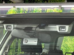 【アイサイトVer3】前方の車両等を検知し、衝突しそうな時は警報で注意を促し、ブレーキを踏む力をサポート。ブレーキを踏めなかった場合は衝突被害軽減ブレーキが作動、衝突回避をサポートします。