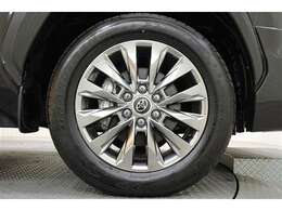 ラグジュアリーな純正アルミホイールでどこまでも出かけたくなりますね！