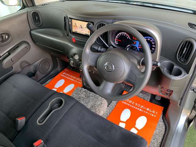 ご覧の通り、広々として窮屈感がありません！インパネシフトですので、運転席の足元もすっきりしております！
