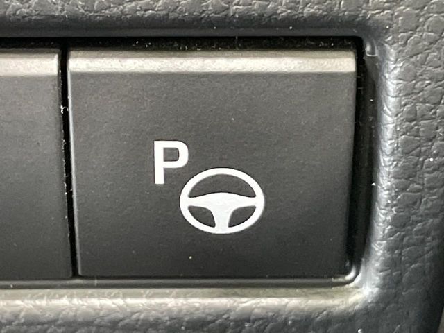 【リモート機能つきアドバンスドパーク】専用スマートフォンアプリの使用で、車外から遠隔駐車・出庫が可能な先進機能。広い場所で乗り降りしたい時に便利です♪