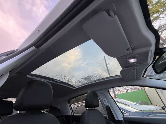 後付けできない装備のガラスルーフになります♪開放感があり晴れた日には車内が明るく照らされます♪後付けが難しい装備となっておりますので初めからあるとうれしいですね！