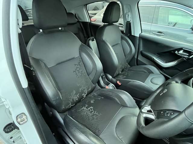 ハーフレザーシートとなっておりますので高級感溢れる車内となっております♪運転もしやすく扱いやすい車両となっております♪禁煙車となりますので嫌な臭いや焦げ跡等も無くとても綺麗な状態となっております♪