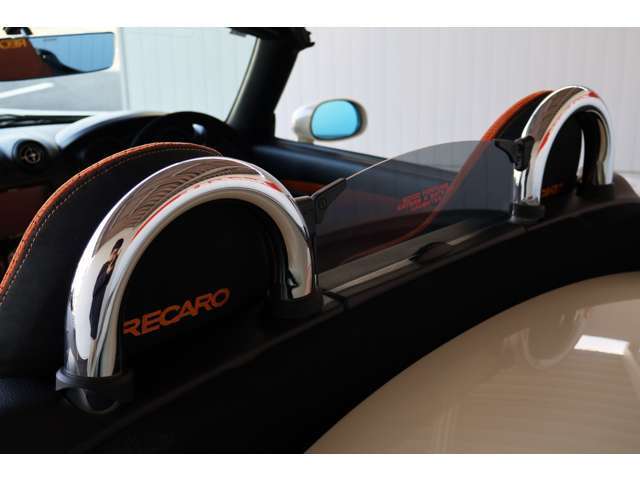 【ウインドウディフレクター】風の巻きこみを防ぐ装備で曇りなどもなく綺麗な状態を保っております。