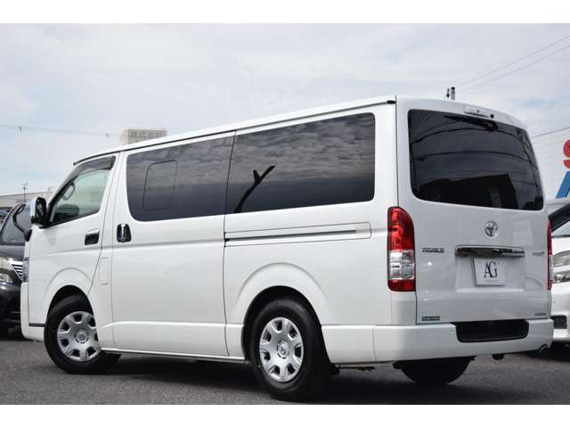 【雨の日も大丈夫】雨の日に傘をさしながら中古車選びは嫌ですよね。当店なら安心。電話予約をいただければ屋根下へ移動しておきます。雨でもじっくりご覧いただけます。