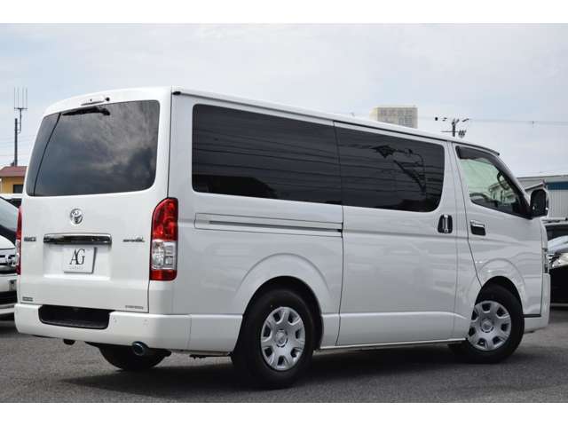 【雨の日も大丈夫】雨の日に傘をさしながら中古車選びは嫌ですよね。当店なら安心。電話予約をいただければ屋根下へ移動しておきます。雨でもじっくりご覧いただけます。