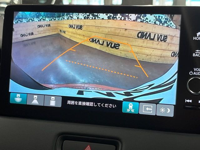【バックカメラ】駐車時に後方がリアルタイム映像で確認できます。大型商業施設や立体駐車場での駐車時や、夜間のバック時に大活躍！運転スキルに関わらず、今や必須となった装備のひとつです！