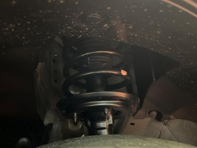 お車を安心してお乗りいただく為には、足回りの定期点検が欠かせません。サービスサポート（有償保証）では無料点検もご提供しており、安心のカーライフをお過ごしいただけるサポート体制が整っています。