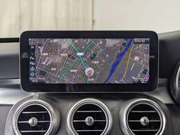 【Apple　Car　Play/Android　Auto】：スマホとの有線接続で、ナビ・オーディオ再生などスマホのアプリ機能が画面でも使える便利機能です！