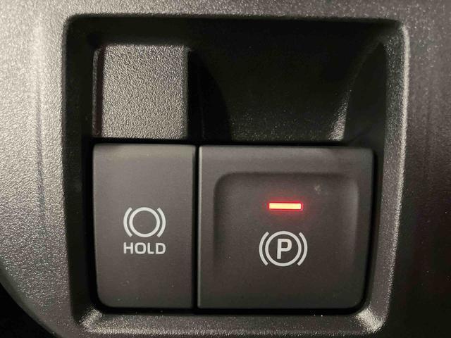 【電動パーキングブレーキ＋オートブレーキホールド機能】　指先だけで簡単に操作が可能なパーキングブレーキ、スイッチを押すとブレーキペダルから足を離してもブレーキを保持できるオートブレーキホールド搭載