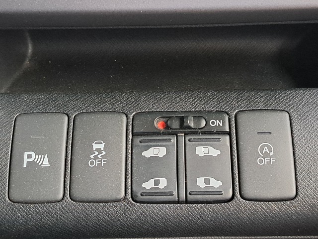 障害物センサーや横滑り防止機能などの安全装置もバッチリ装備しております♪