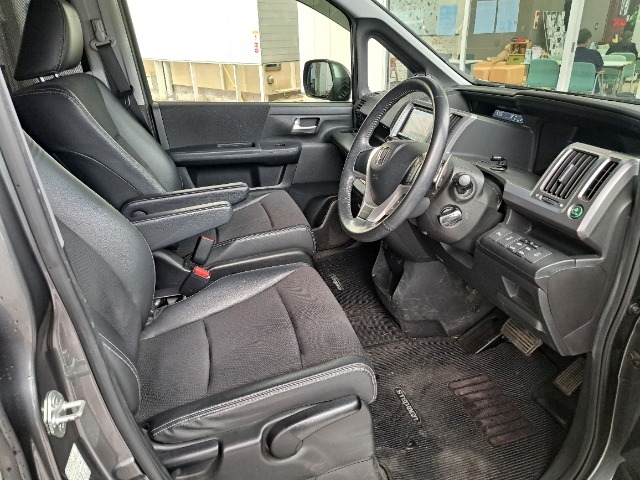 フロントシートのお写真です。　広い足元と、ゆったり座れるシートは長時間の運転でも疲れにくくなっております♪
