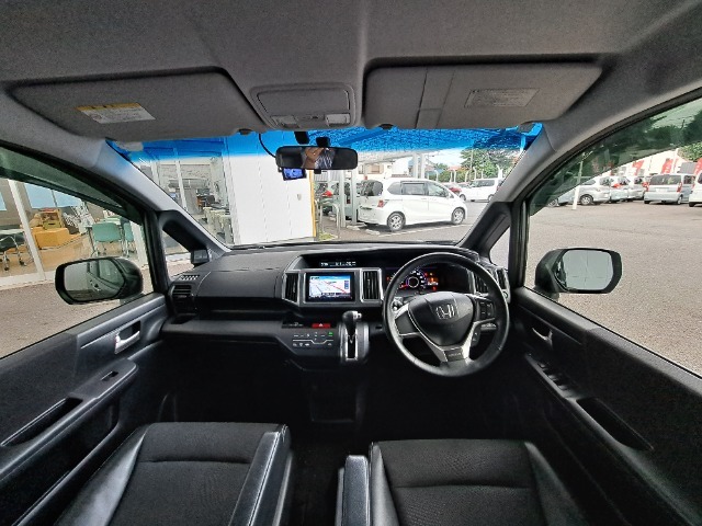 インパネ周りのお写真です。　視界が広く運転もしやすくなっております♪