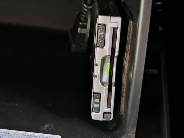 ETC車載器のお写真です。高速道路など、有料道路を通過する際には大変便利な装備ですね♪