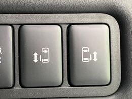 【両側パワースライドドア】スマートキーや運転席のスイッチで後席両側スライドドアの開閉が可能♪電動だから力を入れてドアを開ける必要が無く、小さなお子様でも簡単に開け閉めでき快適です♪