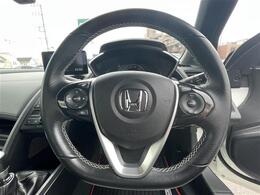 【ステアリング】軽い力で扱いやすいハンドルです。目立つ傷やスレなどなく綺麗な状態です！除菌プランいれていただくとさらに快適に！清潔なお車はお子様にも安心ですね！