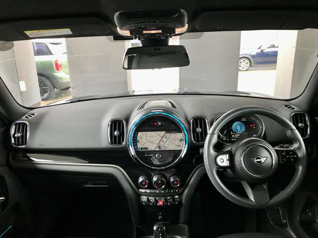 センターメーター調のナビゲーション、トグルスイッチ、LEDリングなど、運転が楽しくなるMINIらしいデザインのコックピット