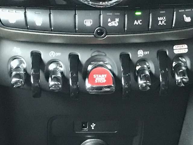 スタートスイッチを始めとしたコックピット感のあるスイッチ操作部