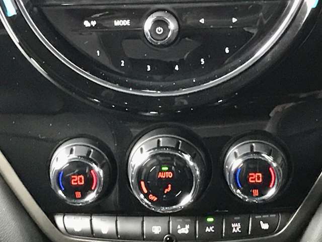 左右別々に温度設定可能なエアコン操作部