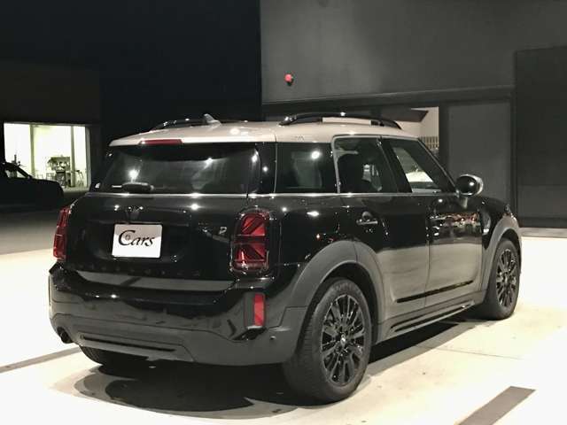 お客様駐車場は広めのスペースで11台分ございます。また全天候型屋根付駐車場もございますので雨天でも濡れずにお車をご覧頂くことができます。安心してご来店ください。