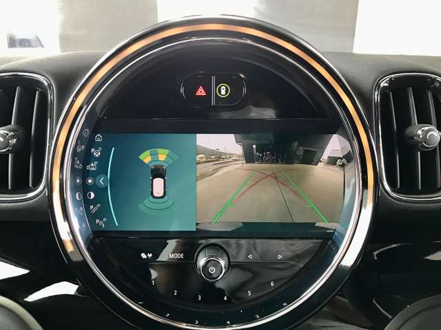 PDC（パークディスタンスコントロール）付バックカメラは後方映像と、ソナーで感知した障害物を画面に表示してくれるのでとっても安心です。LEDリングの光の色と警告音でもサポートしてくれます。