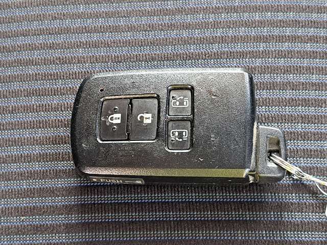 スマートキー付きです！鍵を出さず、ポケットやかばんの中に入れたままでも解錠できます！かなり便利な装備です！一度使えばクセになります！