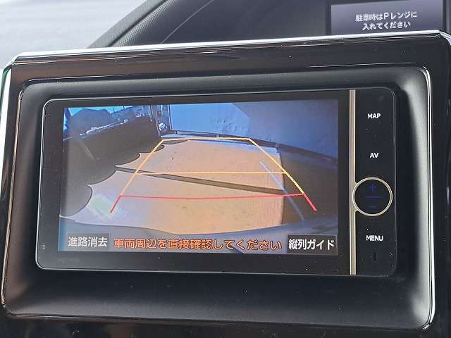 バックカメラがついて後方確認が簡単にできます！苦手としている車庫入れ等も安心して出来ますね！凄く需要の高い装備ですので、最初から付いていれば言う事なしですよね！？