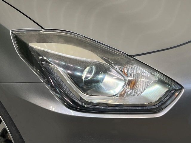 【LEDヘッドライト】悪天候や夜間走行時も良好な視界を確保し安心して運転できる高輝度LEDヘッドライトを装備！点灯速度が早く、消費電力も抑えられています。