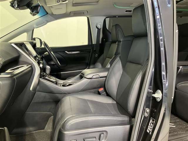 高いホールド性で運転姿勢が安定します。長距離ドライブでも疲れにくいのが魅力です。快適なドライビングライフをお送りください♪