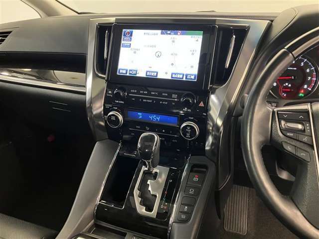 【インパネテーブル】　引き出して使うことが可能です。停車中、メモ書きなどにお使いください。