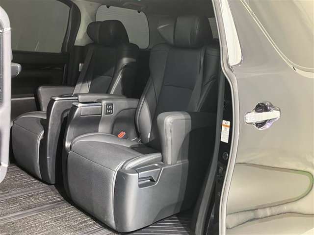 ゆとりある広々とした車内空間は、ドライブを始め買い物やレジャーなど、幅広く活躍します。一人でもみんなとでもお出かけを楽しみましょう！