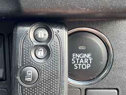 【キーフリーシステム】カバンやポケットに入れたままでもドアの施錠・解錠が可能なスマートキーを装備。エンジンのオン・オフ時もカギを取り出す必要が無いからとっても便利です♪