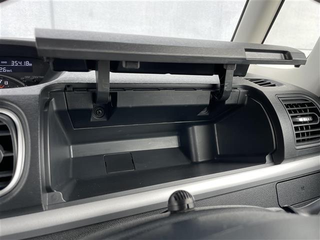 【グローブボックス】車検証ケースや、日頃使う小物類の収納に便利ですね！