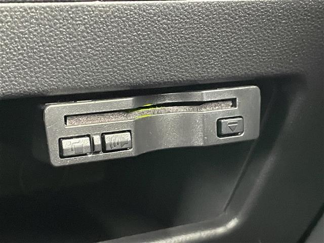 【ETC】有料道路を利用する際に料金所で停止することなく通過できる、ETC車載器（ノンストップ自動料金収受システム機器）が装備されています。セットアップを行うことで利用可能になります。