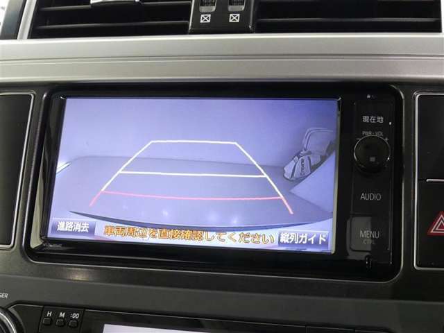 バックガイドモニター付き。車両後方の映像をナビ画面に表示し、駐車などの後退操作をサポートします。